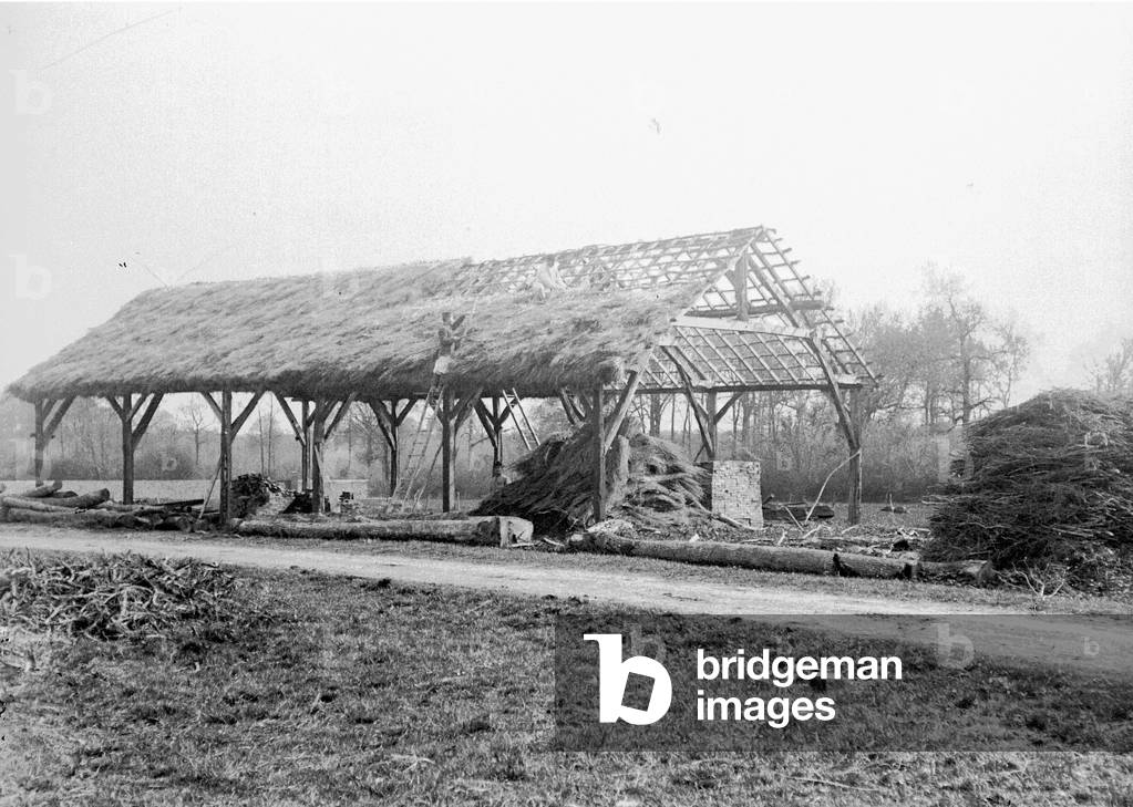 First World War: France, Centre, Indre-et-Loire (37), Saint Roch: building a barn by German prisoners of war, 1917