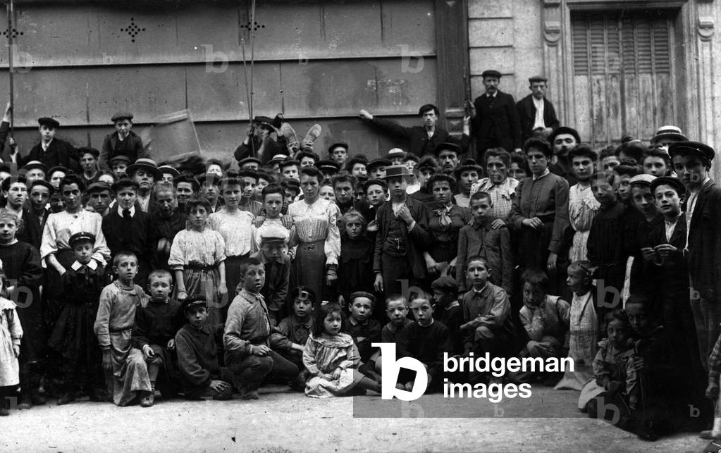 France, Ile-de-France, Paris (75): group of women and children in front of workshops, 1910