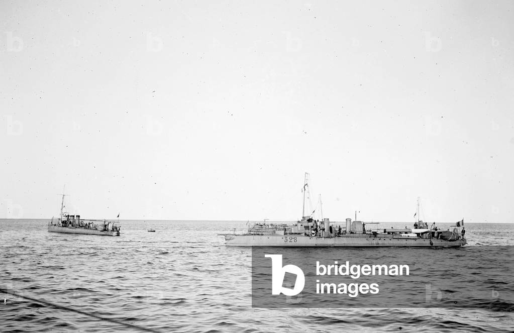 Tunisia, Sfax: Walk aboard a torpedo. The 328 with his crew on deck, 1900 - The torpedo 328