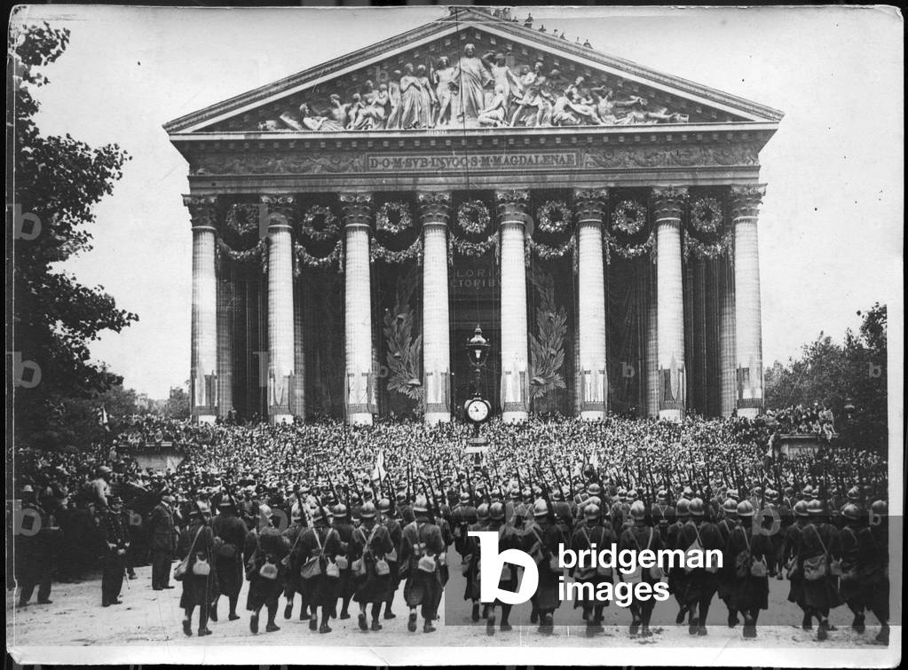 France, Ile-de-France, Paris (75): Fete de la Victoire of July 14, 1919: defile troops, the soldiers, seen here from behind, march before the church of the Madeleine decoree, 1919