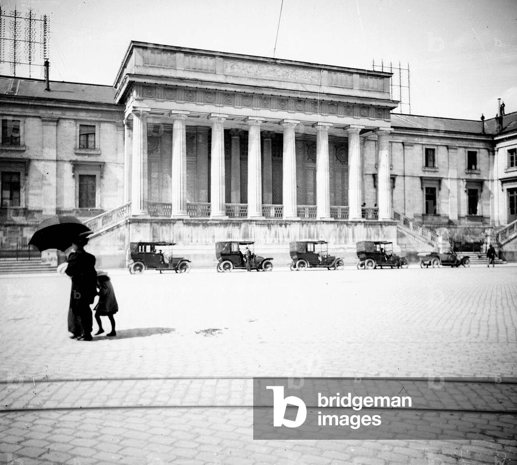 France, Centre, Indre-et-Loire (37), Tours: place jean Jaures, courthouse, 5 Renault taxis in front of the facade, 1910