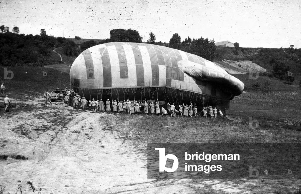 France, Champagne-Ardennes, Marne (51), Trigny: August 1917, First World War, an observation balloon in swelling phase held by soldiers, close-up, 1917 - balloon: M1188 - Bonnier photographer aerostier