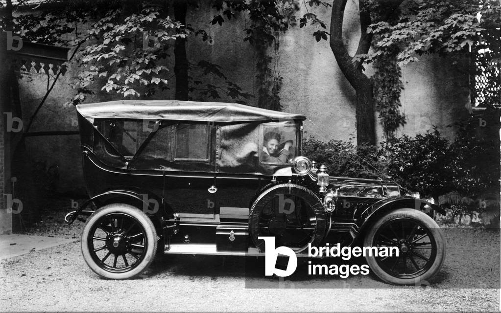 France: A luxury car De Dion Bouton and his young driver, 1913 - Famille De Noiron