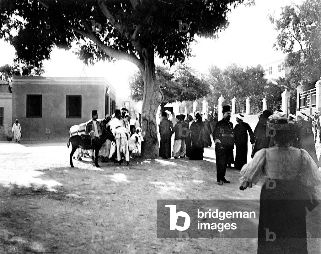 Egypt, Cairo: Cook cruise on the Nile, gathering in a courtyard of soldiers, tourists and Egyptians, 1900