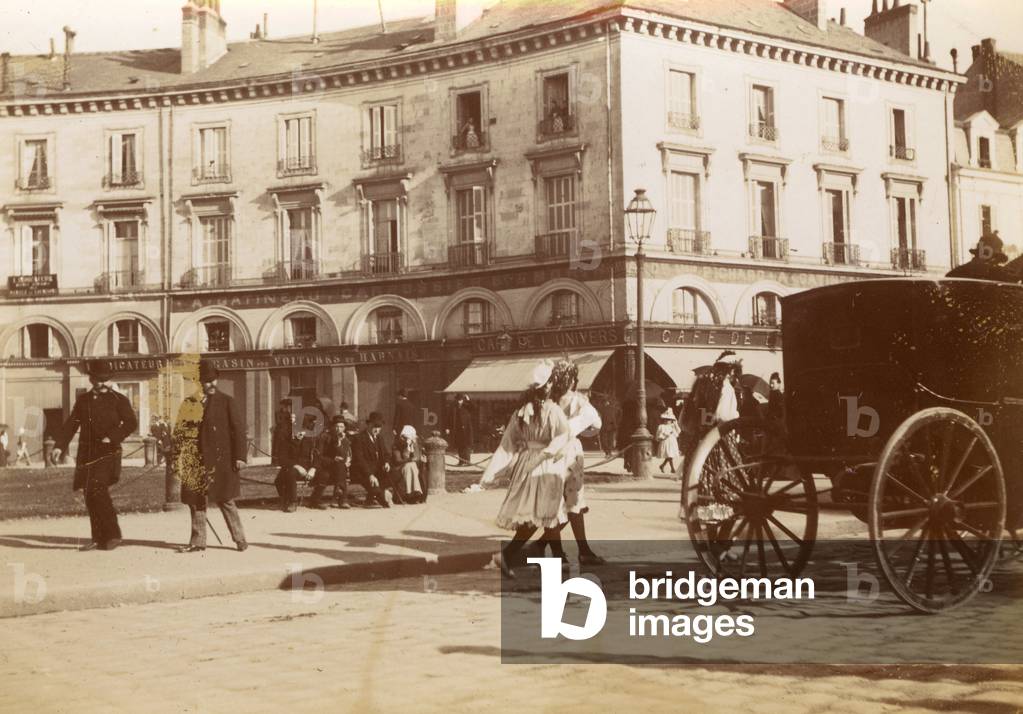 Francia, Centro, Indre-et-Loire (37), Tours: Des gens deguises defilent place Jean Jaures, 1895 - un bodybuild