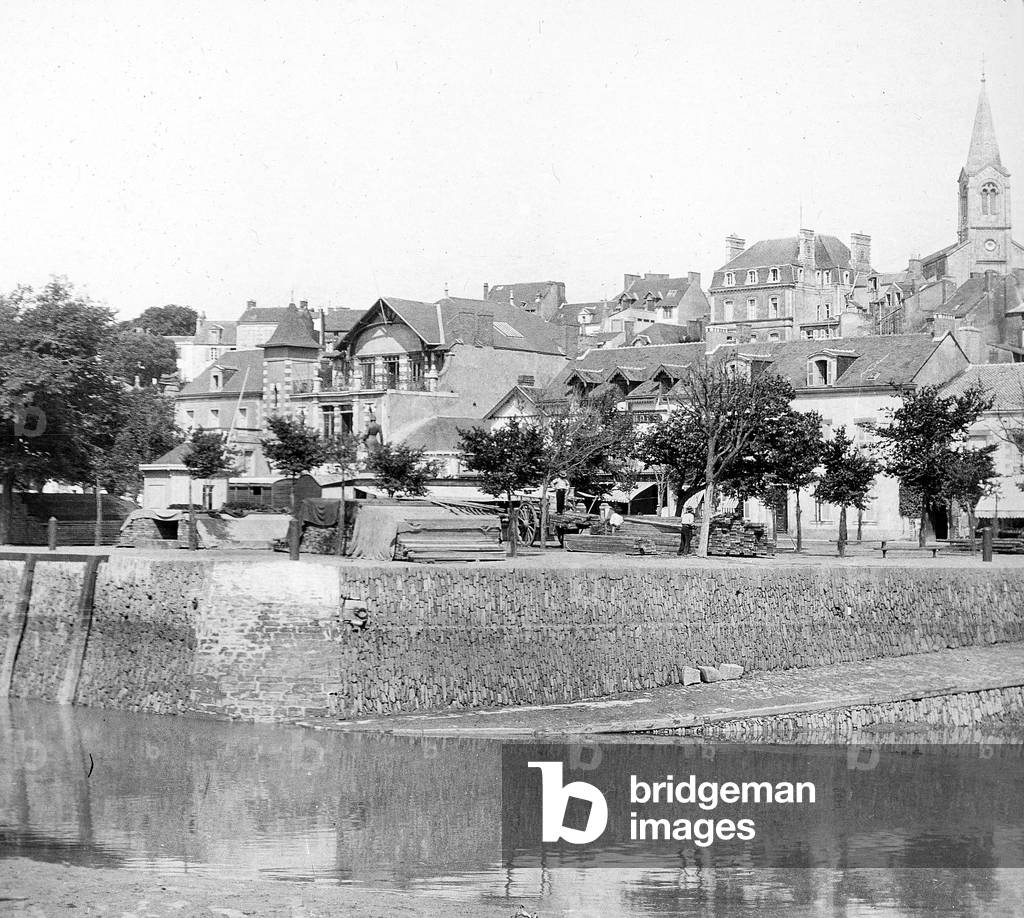 France, Pays de la Loire, Loire Atlantique (44), Pornic: the port a maree haute, dockers load a cart of wooden planks on the dock, 1890