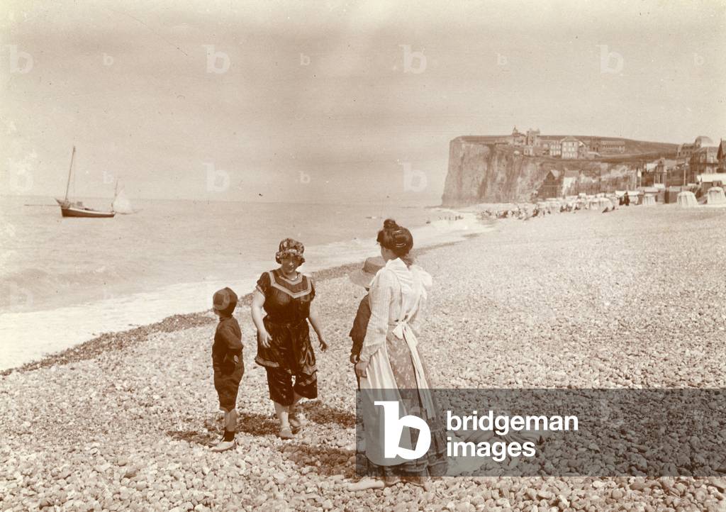 Fecamp, Seine Maritime (76): A mother and her three children on the waterfront with at the bottom of the cliffs, 1900