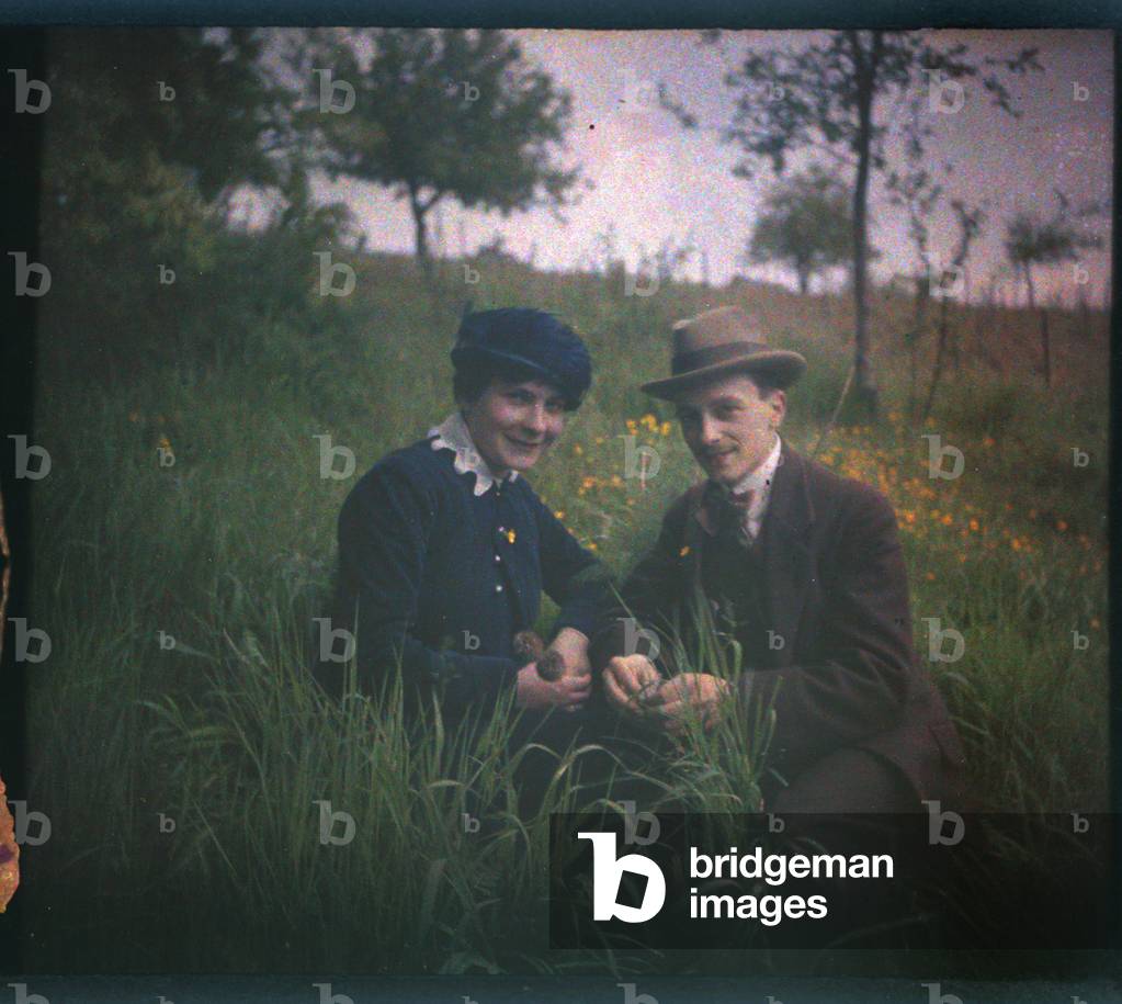 Portrait of couple: Couple dans la campagne tourangelle, April 1916, Chinon, France - Autochrome anonymous