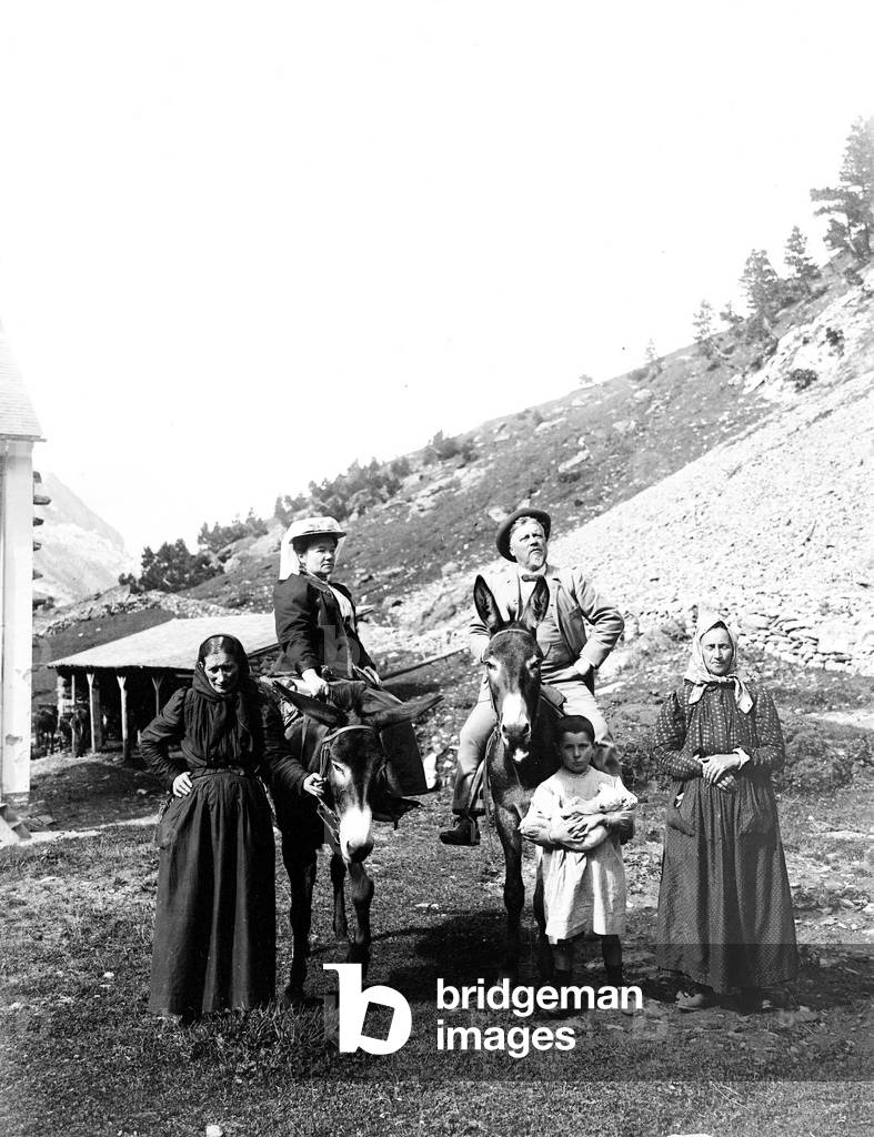 France, Midi-Pyrenees, Hautes-Pyrenees (65), Gavarnie: tourists en route to the Gavarnie circus, with donkeys and local guides, 1900