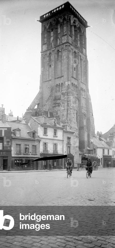 France, Centre, Indre-et-Loire (37), Tours: the Charlemagne tower before its fall, Place Chateauneuf, 1920