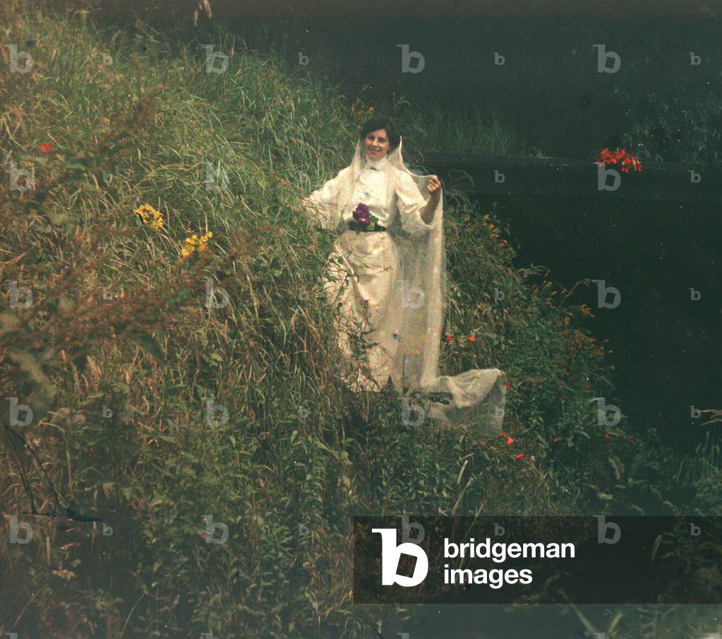 bourgeoisie: A woman poses in the park of her property on the edge of the Loiret, 1910, Olivet, France - Autochrome anonymous