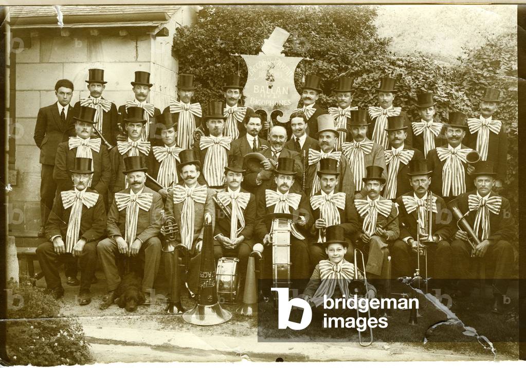 France, Centre, Indre-et-Loire (37), Ballan Mire: Group photo of Ballan-Mire musicians “” L'accord Parfait bigophones”” with their founder Pierre Mauxion, 1900-1905