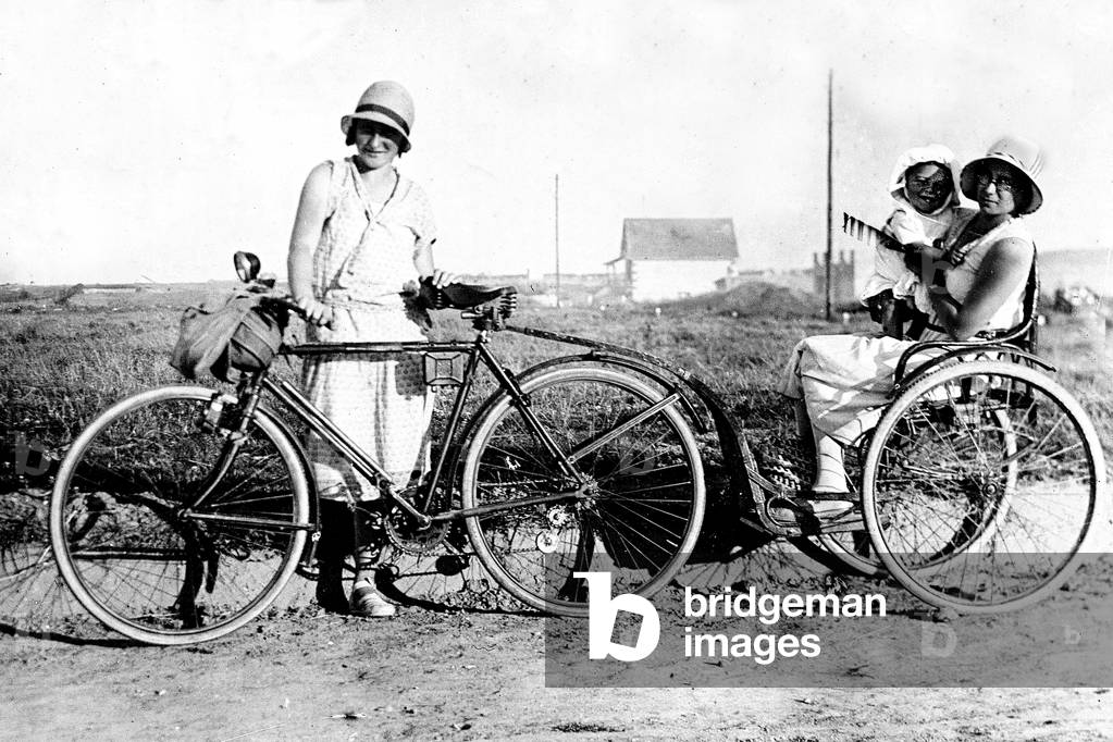 France: transport of passengers seated in a trailer pulled by a bicycle, 1925