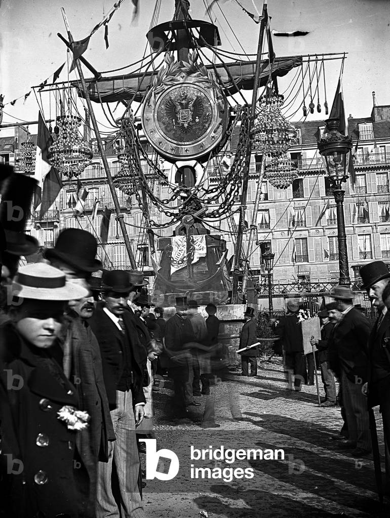 France, Ile-de-France, Paris (75): Celebration of Franco-Russian friendship with a reconstitution of a sailing boat on the square of the town hall of Paris, 1880