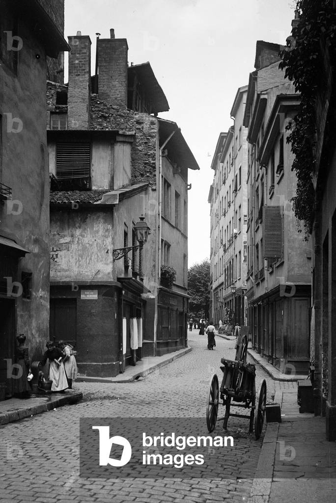France, Rhone-Alpes, Rhone (69), Lyon: Saint Georges district, rue Viel-Renverse, lively view with fountain, shops, stalls and retool, 1900 - Trade: Gouzon leather