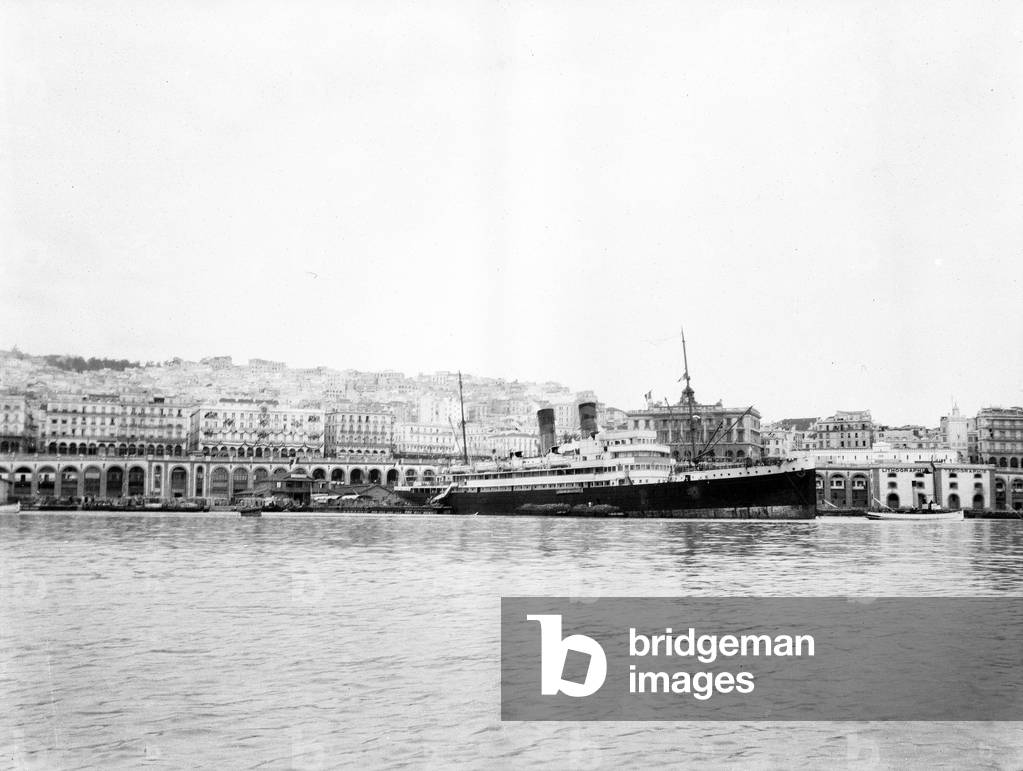 Algerie, Algiers: A liner docked in the port of Algiers, 1900