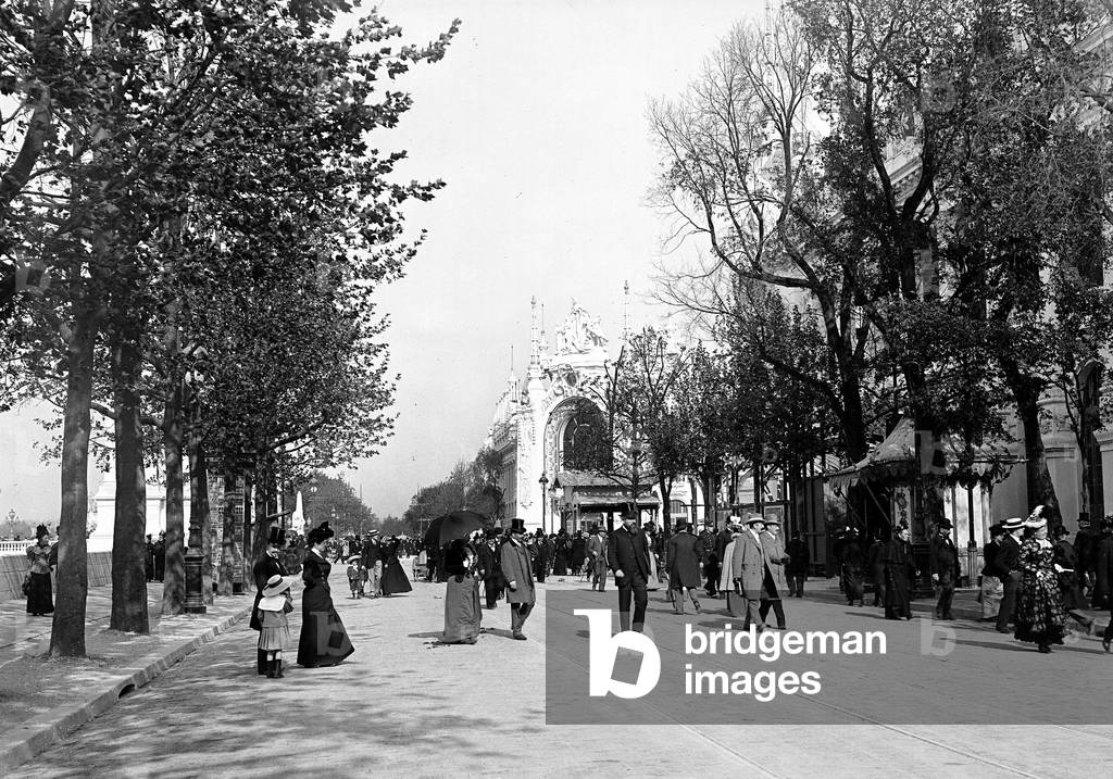 France, Ile-de-France, Paris (75): 20 May 1900, tourists near the Alexandre III bridge in the world exhibition, animated view with many visitors, 1900