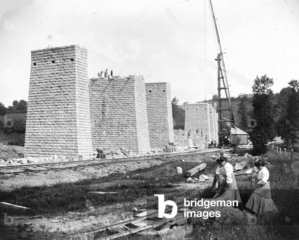 France, Poitou-Charentes, Charente (16), Kennouillac: construction of a stone viaduct, pile of the viaduct, animated view with wooden crane, 1904
