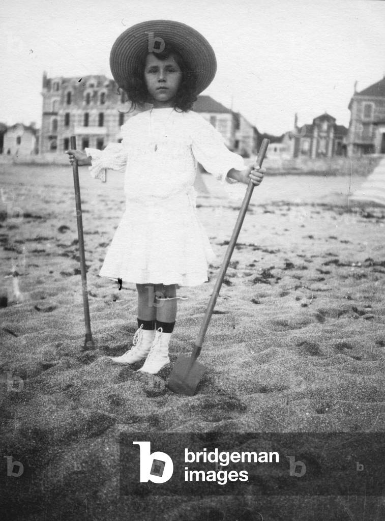 Saint Jean de Luz, Pyrenees-Atlantiques (64): A little girl poses with her shovel and rake on the beach of Saint Jean de Luz, 1904