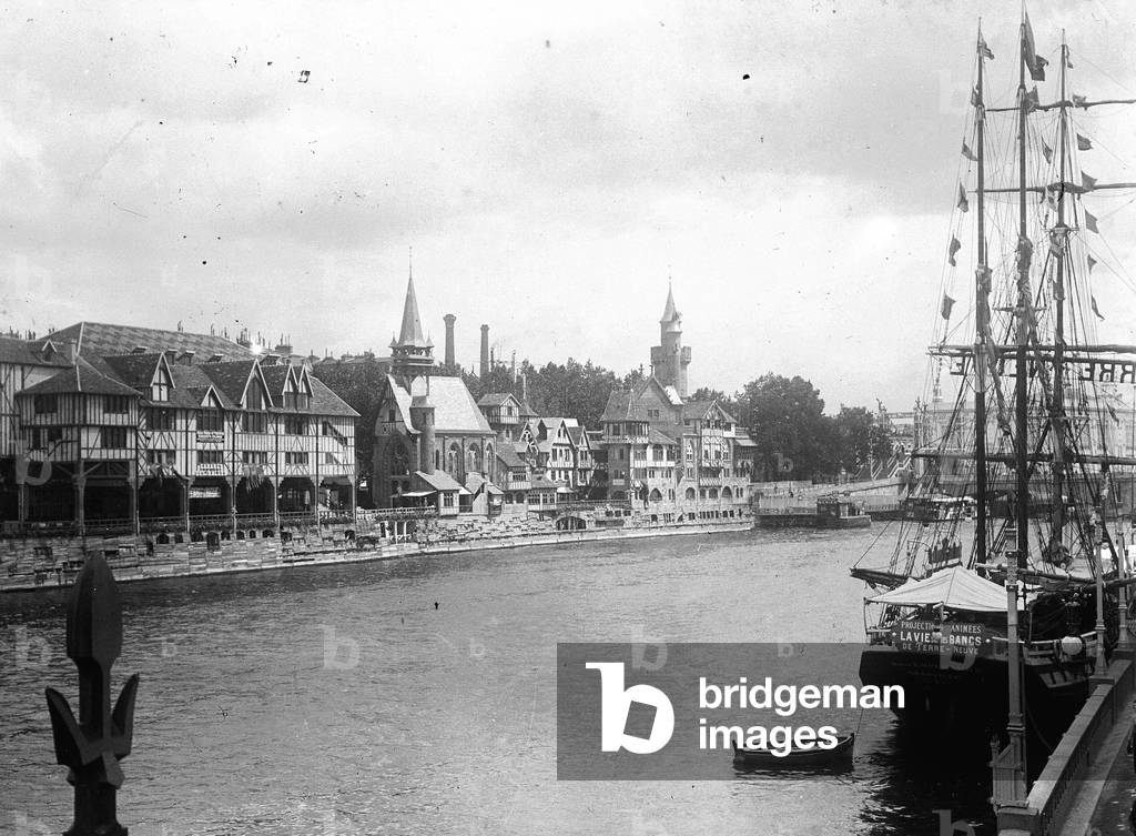 France, Ile-de-France, Paris (75): Universal exhibition, the Newfoundlander 3 mats “Two Emperors Granville”” on the Seine, a quay serving as a room for animated projections: life on the banks of Newfoundland - In front, Old Paris, 1900