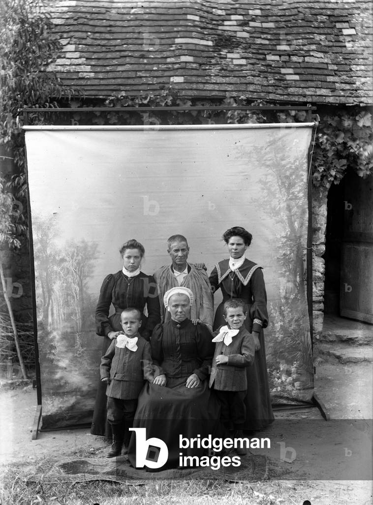 France, Pays de la Loire, Sarthe (72), Thorigne sur Due (Thorigne-sur-Due): Portrait of a Sarthoise family in a farmyard in front of a painted background, 1905