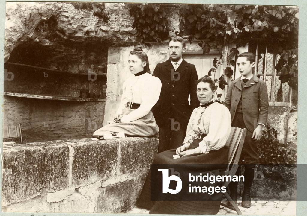 France, Centre, Indre-et-Loire (37), Vernou: members of the Bousrez family at the Moulin De la Doue, 1895