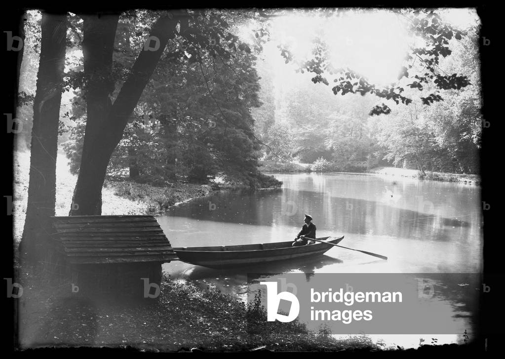 France, Centre, Indre-et-Loire (37), Ballan-Mire: A man on a boat in a property, 1900