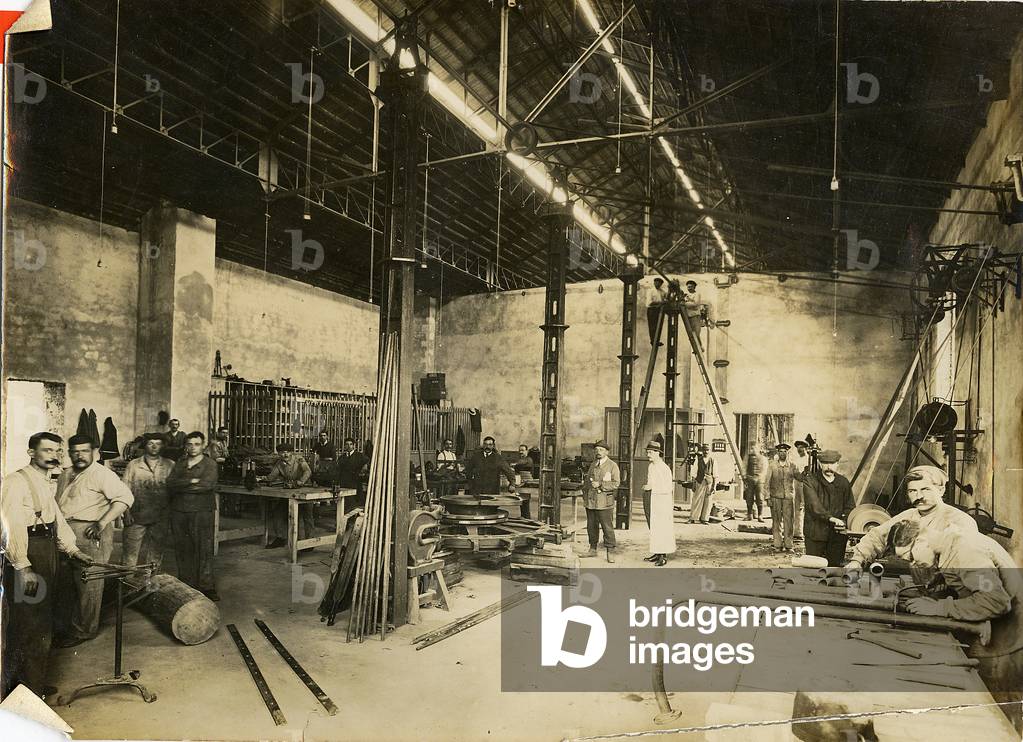 France, Rhone-Alpes, Isere (38), Grenoble: Workshop of a Metallurgical Factory Forclum with the workers at their post, 1910
