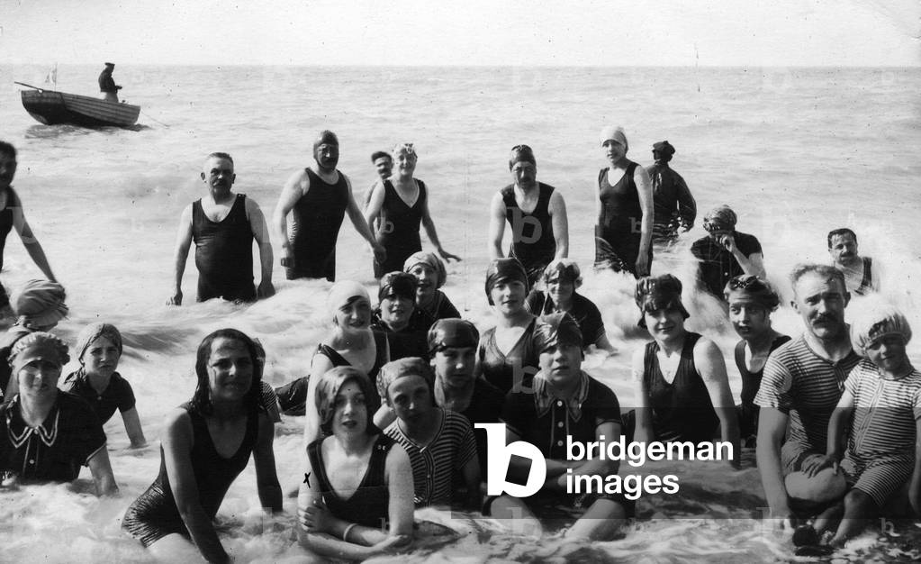 France, Picardie, Somme (80), Cayeux sur mer (Cayeux-sur-Mer): photo of bathers taken from the beach, 1910