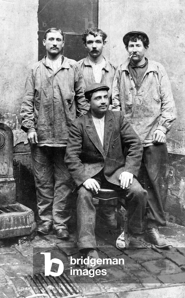 France: Group of workers at the break, 1910 - duvau, doves
