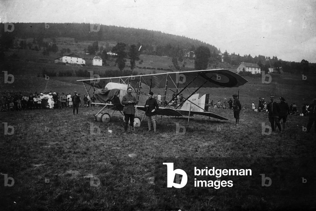 France, Lorraine, Vosges (88), Gerardmer: a military pilot lands in the middle of the countryside with his farman aircraft, 1915 - registration: C354