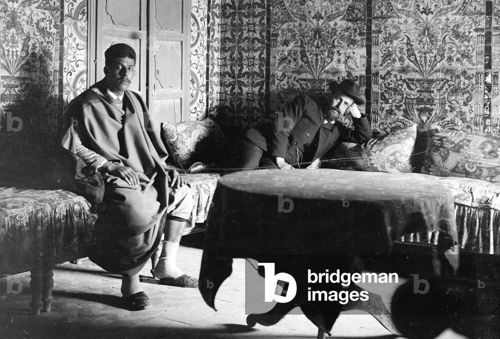 Tunisia, Sfax: un residente locale e un europeo seduto in una stanza di una casa araba, 1900