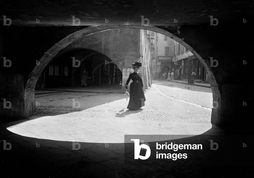 France, Rhone-Alpes, Haute-Savoie (74), Annecy: view of a street in the city center with shops, arcades, 1900 -