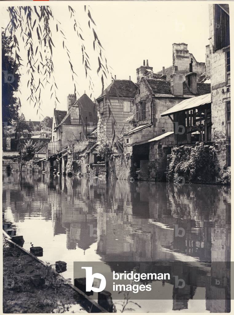 France, Centre, Indre-et-Loire (37), Beaulieu les Loches: Old houses on the edge of the Indre, 1910 - bichromate paper