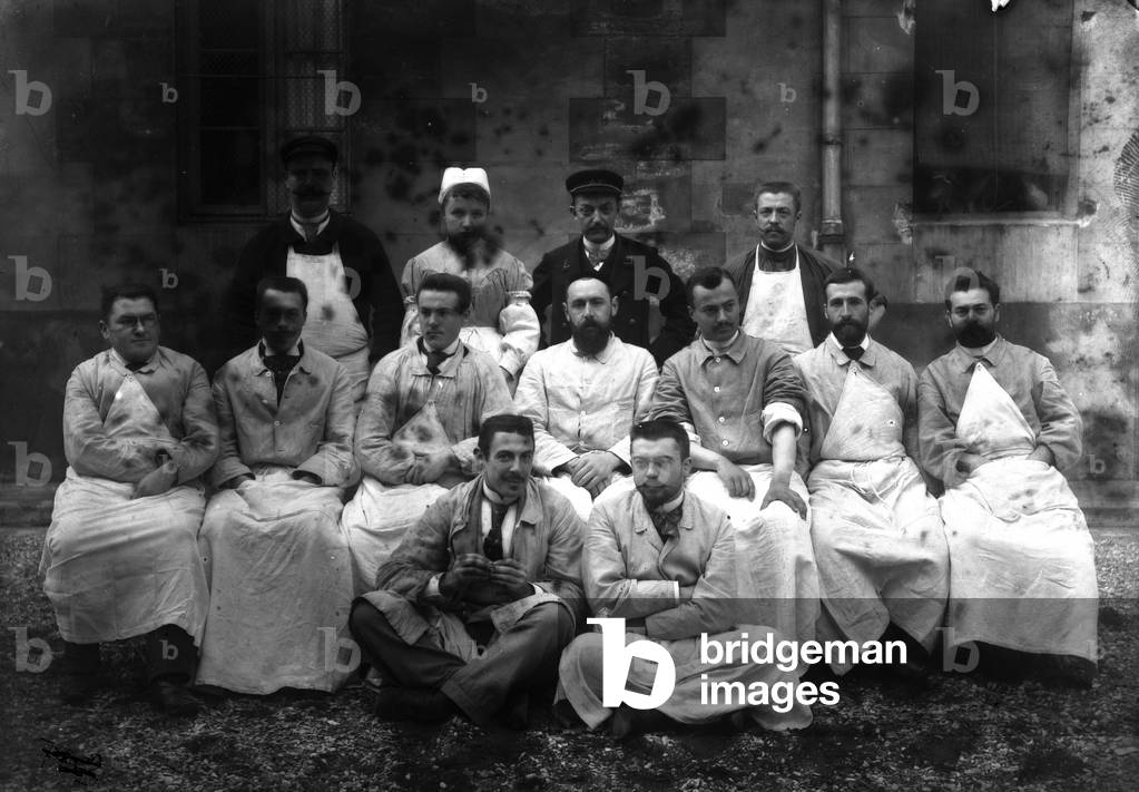 France, Ile-de-France, Paris (75): group portrait of hospital staff, 1900
