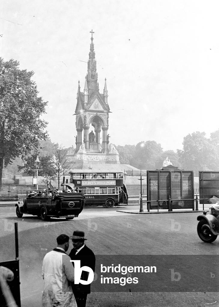 United Kingdom, London: Tour of London by decapotable bus, 1930