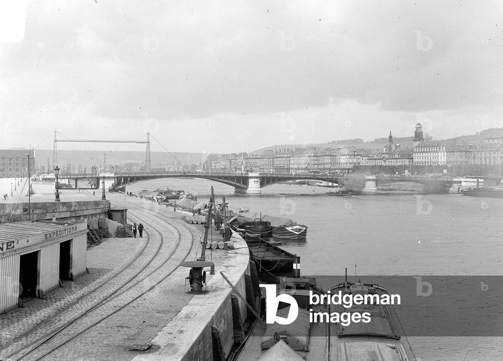 France, Haute-Normandie, Seine-Maritime (76), Rouen: the port and the ferry bridge on the Seine with many tugs and boats, 1900