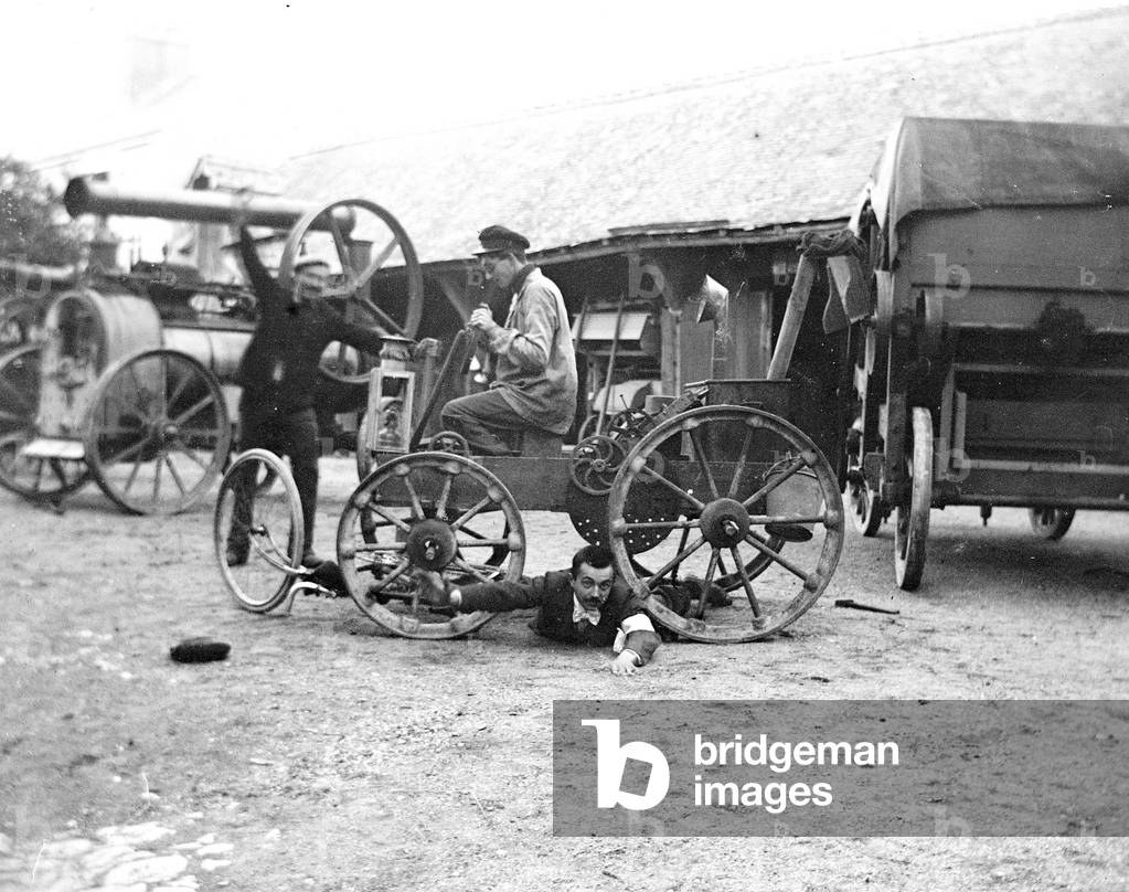 France, Centre, Indre-et-Loire (37): in a warehouse of agricultural machinery, workers scene a traffic accident between a tractor and a cyclist, 1905