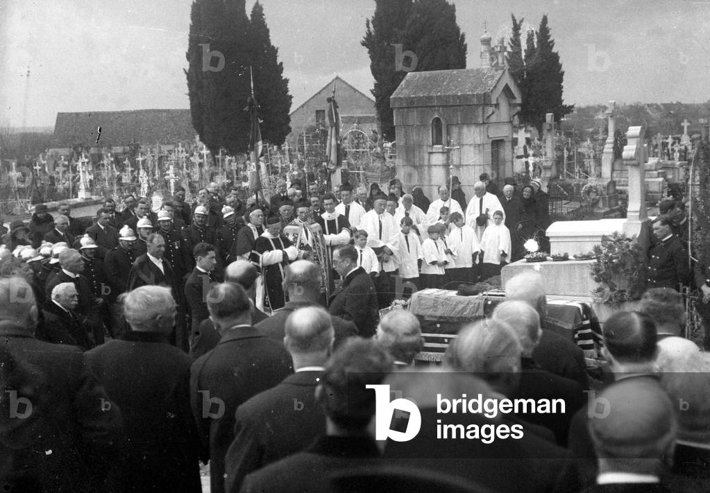 France, Centre, Indre-et-Loire (37), Tours: cemetery of the Salle, burial of a notable, 1920