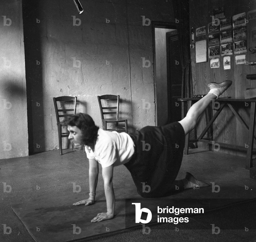 Frankreich: Fitnessstudio, eine junge Frau beim Turnen, 1935