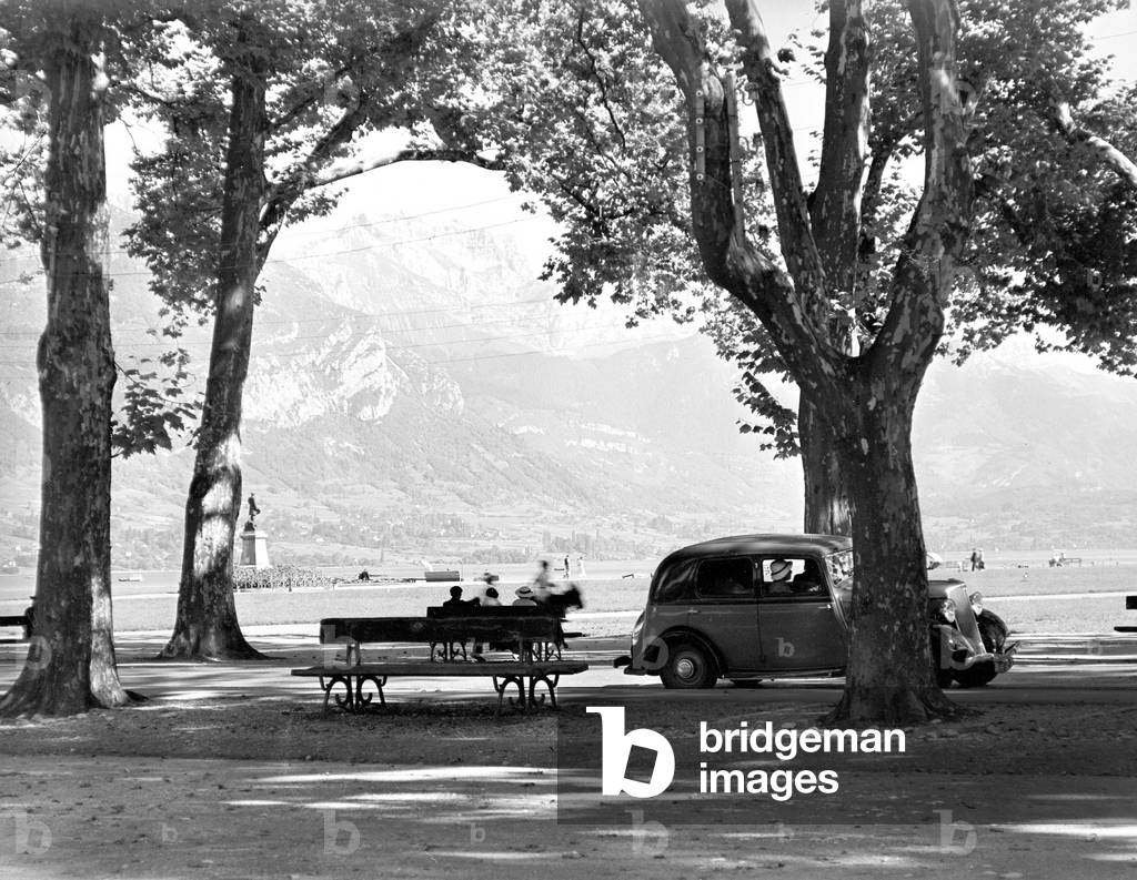 France, Rhone-Alpes, Haute-Savoie (74), Annecy: quai de la Tournette, animated view with car, 1935