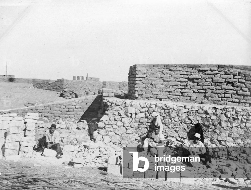 Beni Abbes, Algeria: Construction of a stone fort, 1900