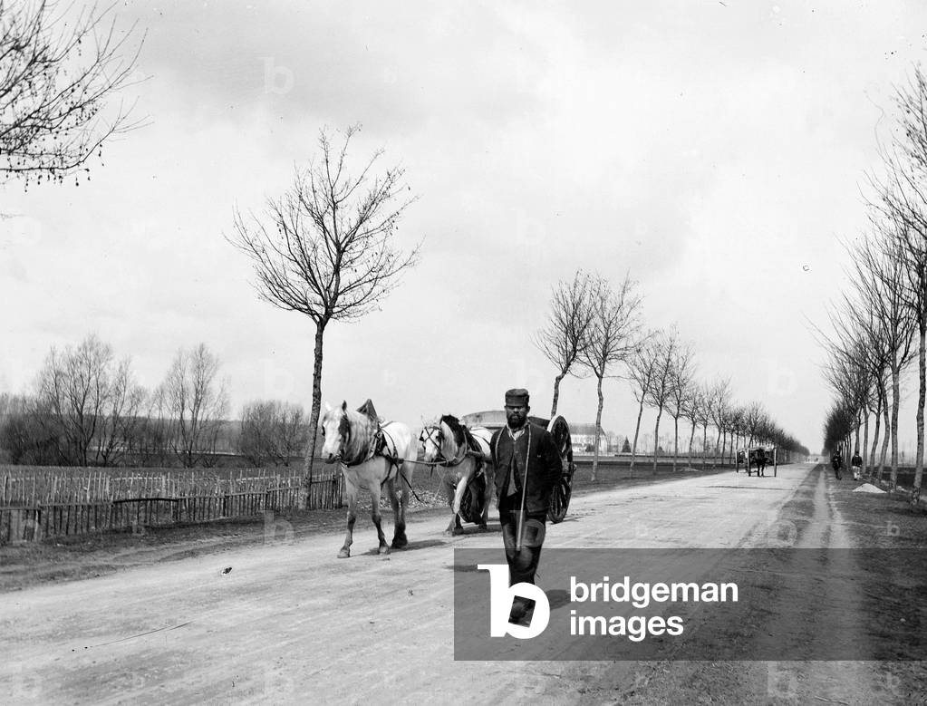 France, Burgundy, Yonne (89), Sens: cart and peasant on a national road, 1898