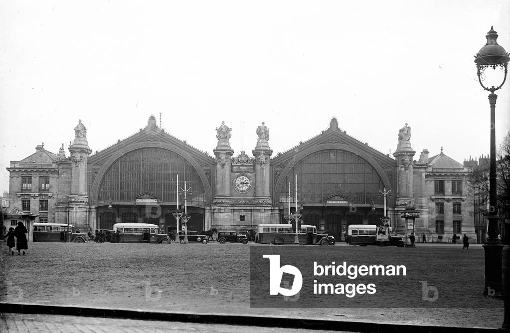 France, Centre, Indre-et-Loire (37), Tours: general view of the train station, animated view with buses and cars, 1935