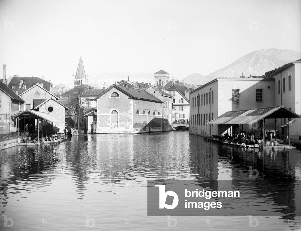 France, Rhone-Alpes, Haute-Savoie (74), Annecy: Washing on Thiou, many lavandieres. View of the railway station street bridge, 1929