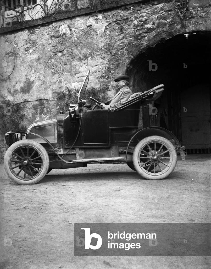 France: A man drives a Renault decapotable cart, 1905
