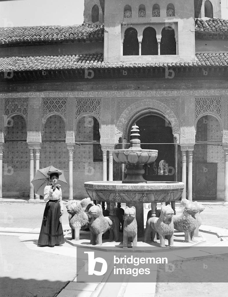 Spain, Granada: visit to the palace of Alhambra, the fountain of lions, 1895