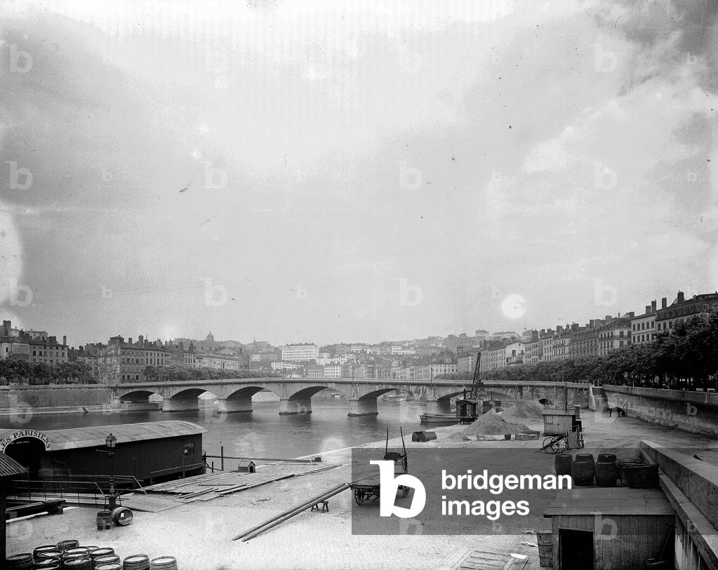 France, Rhone-Alpes, Rhone (69), Lyon: quai de la Saone, unloading a peniche, 1895 - fly boat: the Parisians