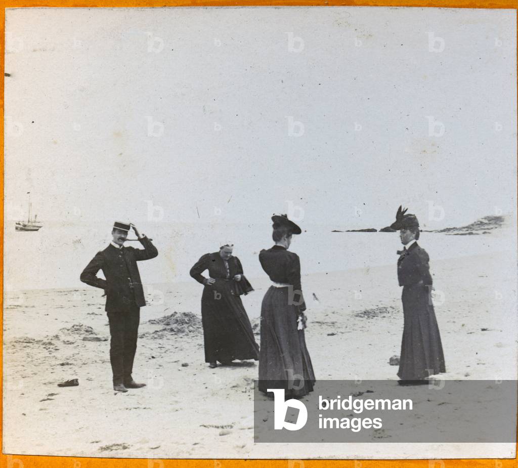 France, Pays de la Loire, Loire-Atlantique (44), Pornic: tourists on the beach of Pornic, 1903