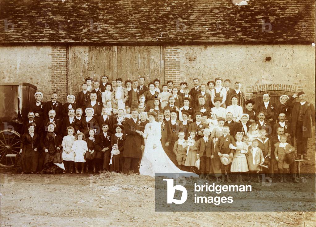 France, Pays de la Loire, Sarthe (72), Saint Calais (Saint-Calais): wedding group with brides, men in costumes and women in headdresses, 1900